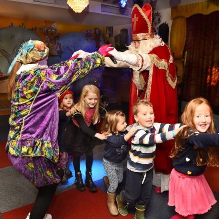 Roel Kleinpenning Polonaise met Sinterklaas en Discopiet vierkant