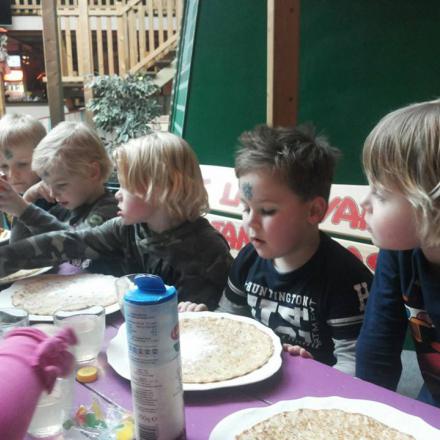Binnenspeeltuin feestje pannenkoek eten en stempels jan klaassen