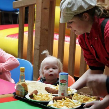 Frietjes eten binnenspeeltuin