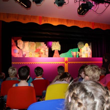 poppenkast met kinderen in de zaal