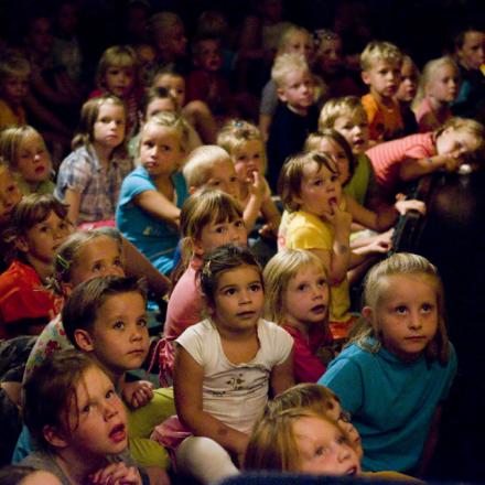 kinderen poppenkast kijken