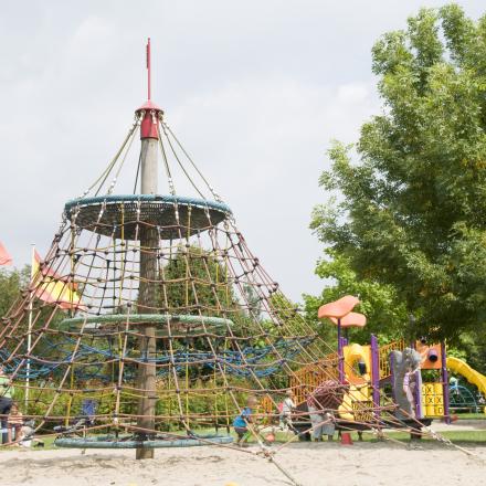 touwpyramide met kinderen