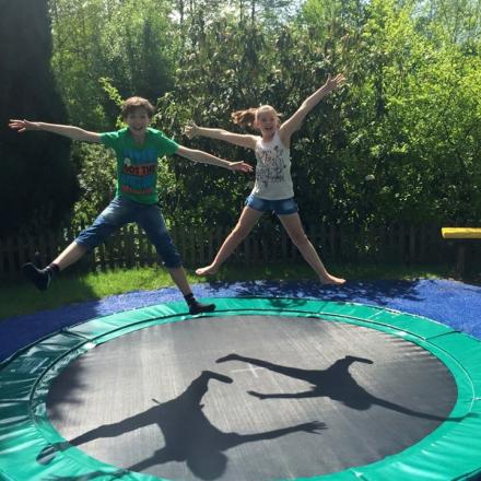 trampoline lars en eva buitenspeeltuin jan klaassen