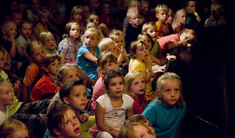 kinderen poppenkast kijken
