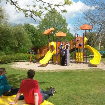 loungen in de zon buiten middenveld