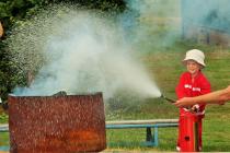 Brandweerman brand blussen met water