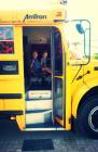 schoolbus met kids jongens camping
